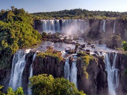 Air Terjun Super Keren Pemisah Argentina dan Brasil