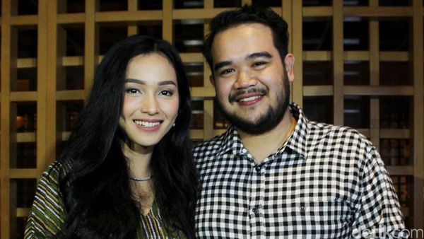 Senangnya Tya Arifin Tampil Bareng Suami