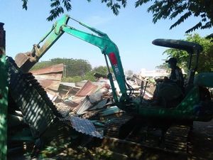 48 Bangunan Liar di Stren Kali Wonokromo Diratakan dengan Tanah