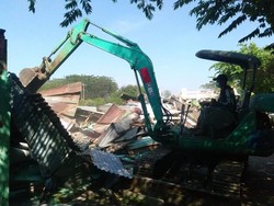 48 Bangunan Liar di Stren Kali Wonokromo Diratakan dengan Tanah