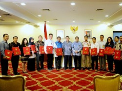 Agar Warna dan Ukuran Sama, Jokowi Bagikan Merah Putih ke Pemerintah Daerah