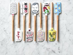 Chrissy Teigen Bikin Spatula Cantik untuk Keperluan Amal