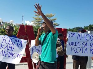 Warga Surabaya Demo Desak Ahok Meminta Maaf