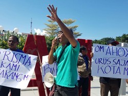 Warga Surabaya Demo Desak Ahok Meminta Maaf