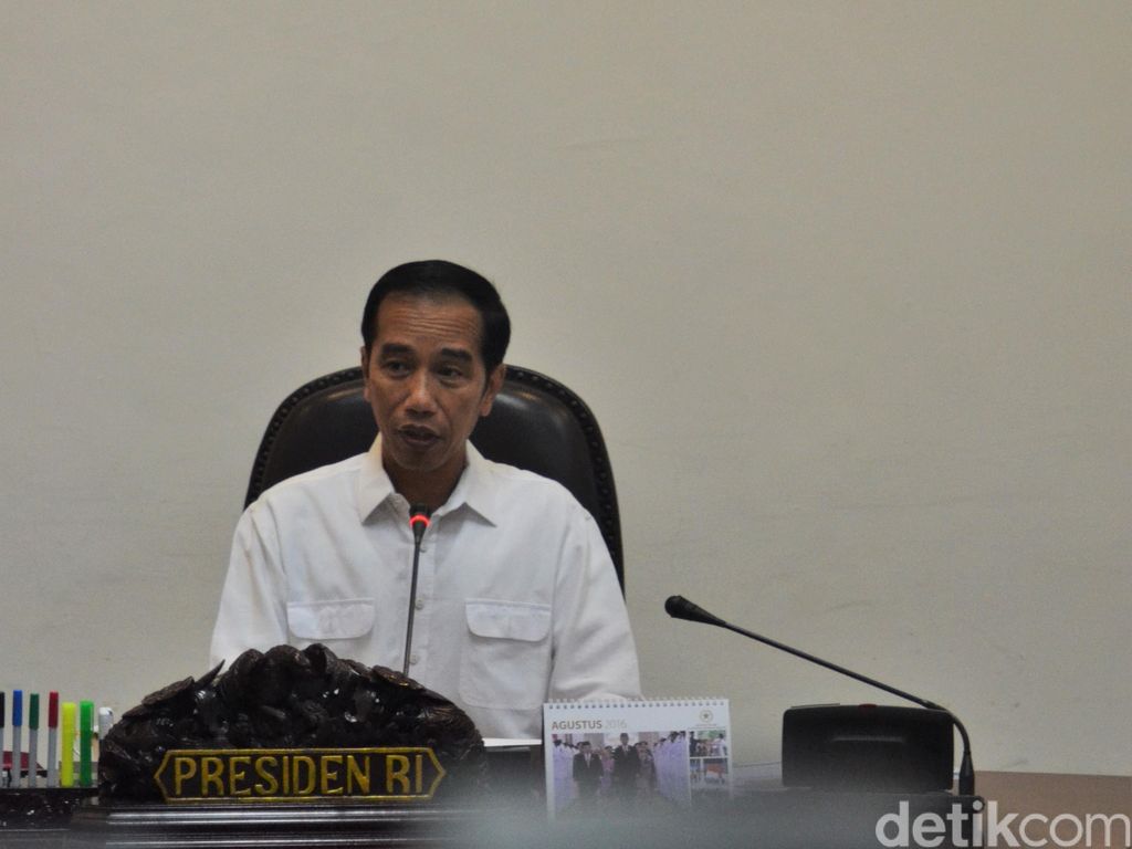 Jokowi Bagi-bagi Lampu Tenaga Surya ke Perbatasan Hingga Pulau Terluar Jokowi Bagi-bagi Lampu Tenaga Surya ke Perbatasan Hingga Pulau Terluar