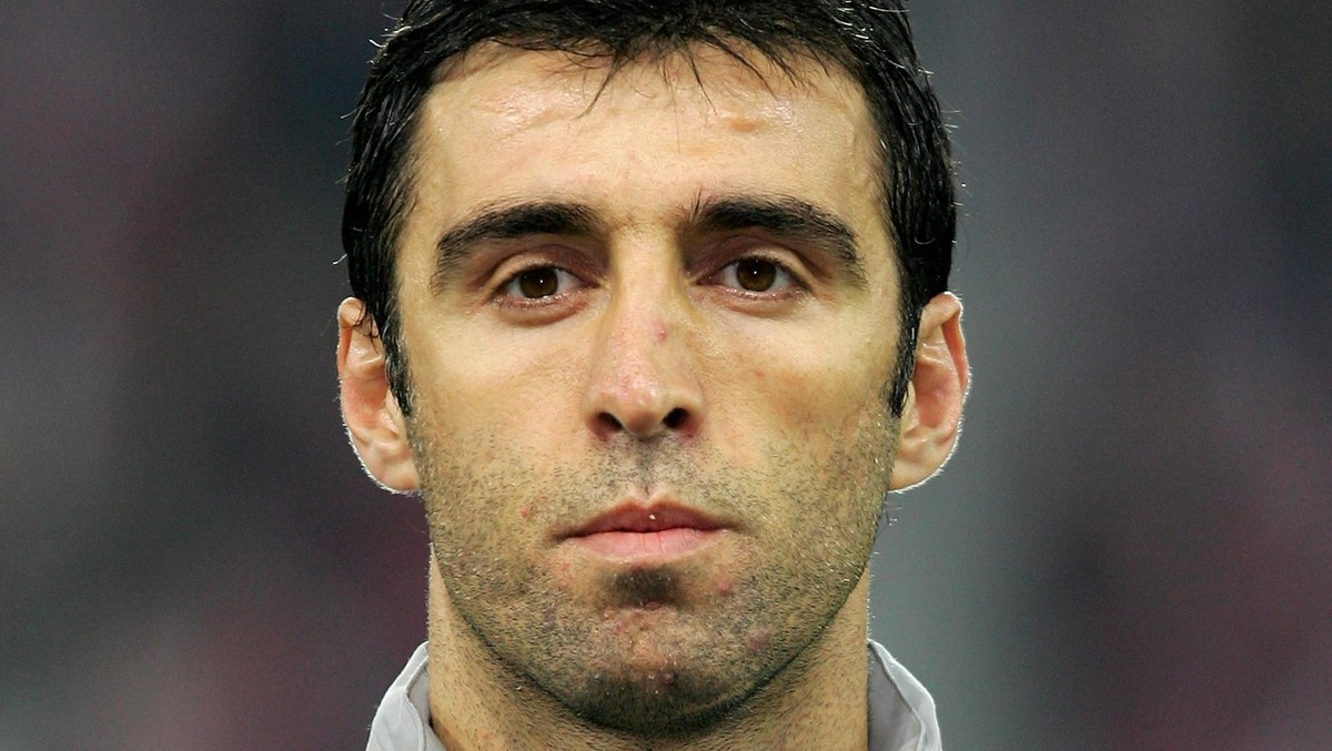 Eks penyerang Inter Milan Hakan Sukur kini menjadi sopir taksi online. (Foto: Stuart Franklin/Getty Images)