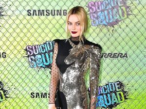 Ketika Para Selebriti Dunia Tergila-gila Tren Baju Unicorn