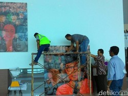 Begini Proses Penurunan Lukisan Tokoh Bangsa dan Aidit di Terminal Ultimate 3