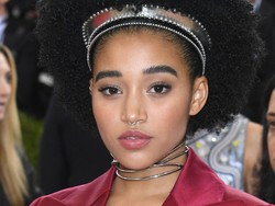 Berambut Kribo, Aktris Remaja Ini Hampir Bakar Rambutnya Karena Catokan