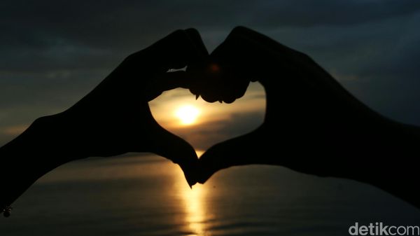 Menikmati Sunset di Pantai Tanjung Pendem