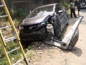 Mobil Honda Jazz Tabrak Tiang Listrik di Legok Banten