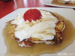 Menikmati Bursting Berry Pancake dan Coffee Latte di Pinggir Sungai Swan