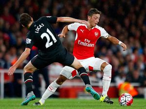 Oezil Cuma Dengarkan Kritik dari Wenger dan Loew