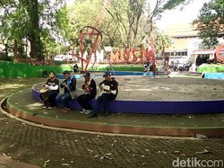 Saat Pengamen Jalanan Plago Unjuk Kebolehan di Taman Musik Bandung
