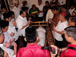 Tiba di Rumah Duka, Jenazah Mantan Menkop Adi Sasono Langsung Didoakan Pelayat