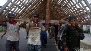 Warga Banyumas Bergotong Royong Boyongan Rumah