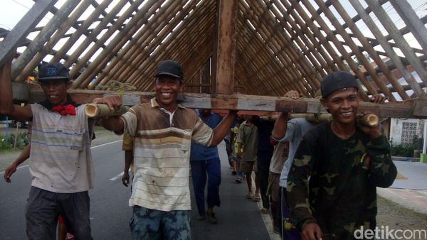 Warga Banyumas Bergotong Royong Boyongan Rumah