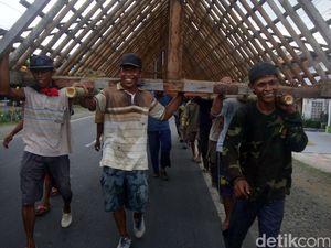Warga Banyumas Bergotong Royong Boyongan Rumah Warga Banyumas Bergotong Royong Boyongan Rumah