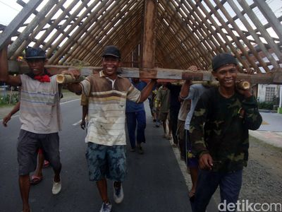 Warga Banyumas Bergotong Royong Boyongan Rumah