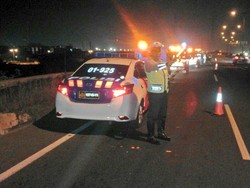 Sedan Tabrak Pembatas Jalan di KM 17 Tol Ancol Arah Tanjung Priok