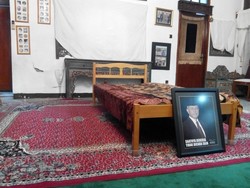 Mantan Menkop Adi Sasono Meninggal, Kerabat Berdatangan ke Rumah Duka