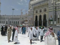 Salat Jumat Syahdu di Tengah Suhu 40 Derajat Celcius