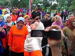 Berkaus Oranye SURABAYA, Risma Meriahkan Lomba 17-an di Balai Kota
