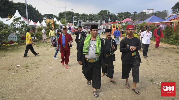 Sejumlah panitia menggunakan baju Pangsi saat gelaran Festival Lebaran Betawi Ke IX di Lapangan Banteng, Jakarta, Sabtu, 13 Agustus 2016. Festival Lebaran Betawi yang rutin diadakan setelah Idul Fitri ini menampilkan berbagai macam kesenian dan kuliner Khas Betawi. Festival ini berlangsung hingga besok Minggu 14 Agustus. CNN Indonesia/Adhi Wicaksono.