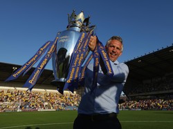 Penuhi Janji Jika Leicester Juara, Lineker Bawakan Acara dengan Celana Dalam