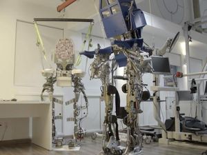 Teknologi Robot Bantu 8 Pasien Kelumpuhan Ini Berjalan Kembali