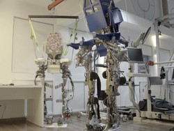 Teknologi Robot Bantu 8 Pasien Kelumpuhan Ini Berjalan Kembali