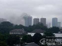 Penampakan Asap Membubung Tinggi dari Kebakaran Apartemen di Cilandak