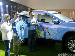 Pakai Seragam Manchester City, Nissan X-Trail Ini Bisa Main Game Bola
