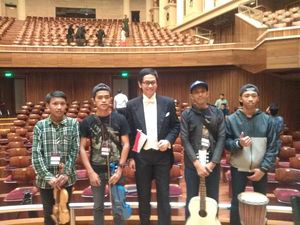 Momen Tak Terlupakan Pengamen Jalanan Plago Saat Bertemu Addie MS Momen Tak Terlupakan Pengamen Jalanan Plago Saat Bertemu Addie MS