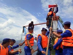 Bendera Kapal yang Usang Diganti Baru Jelang HUT RI