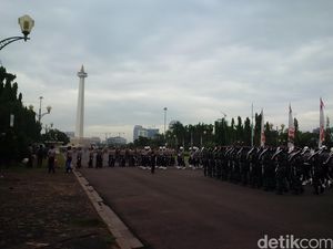 Ratusan Warga Antusias Melihat Upacara HUT RI ke-71 di Istana Negara