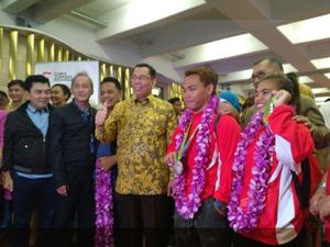 Tim Angkat Besi Disambut Keluarga, KOI, Hingga Teman Kampus