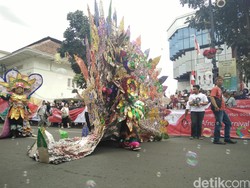 Ribuan Warga Saksikan Asian African Carnival di Bandung