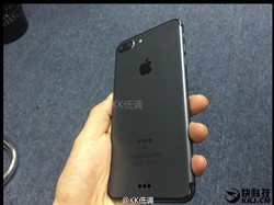 iPhone 7 Plus Menggoda dengan Busana Hitam