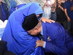 Dilantik jadi Ketua DPW Partai NasDem Jatim, Rendra Kresna Sungkem ke Ibu