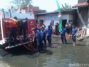 Pemkot Semarang Kerahkan Mobil Pemadam Kebakaran untuk Atasi Rob