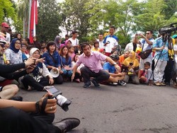 Saat Risma Lesehan Nonton Delegasi Cross Culture Festival 2016 di Bambu Runcing