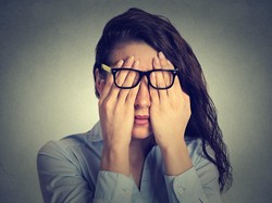 Mata Lelah Kelamaan Depan Laptop? Waspadai Digital Eye Strain, Begini Cirinya