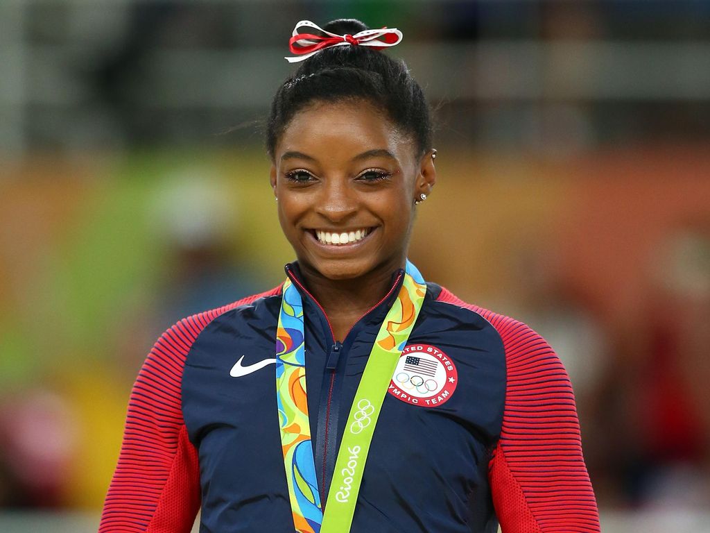 Simone Biles Pakai Gaun Prom untuk Hadir di MTV VMA 2016 Simone Biles Pakai Gaun Prom untuk Hadir di MTV VMA 2016