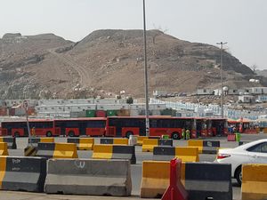 Bus Shalawat Siap 24 Jam Mengantar Jemaah Haji Salat ke Masjidil Haram