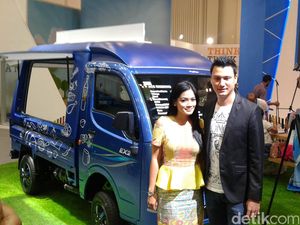 Titi Kamal dan Bisnis Mobil Toko Ayam Jerit