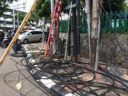 Rambu Lalu Lintas yang Roboh di Caringin Biak Dievakuasi, Macet Terurai