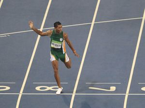 Pelari Afsel Sabet Emas Sekaligus Pecahkan Rekor Dunia 400 Meter