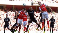 Calum Chambers menyundul bola yang berbuah gol ke gawang Liverpool di menit ke-75. Tony OBrien/Reuters/detikFoto.
