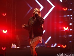 Diprotes karena Gabungkan Ayat Al Quran di Lagu, CL 2NE1 Minta Maaf